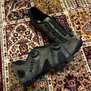 NEW Lake Cycling MX241 wide size 43.5 MTB shoes in digital camo. Lug damage